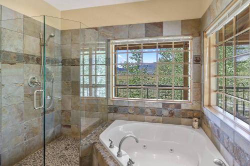 Et badeværelse på Hughes Ranch - Wilson Mesa, 70 Acres with Views upon Views