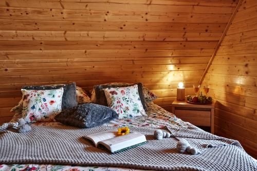 Posteľ alebo postele v izbe v ubytovaní Domki całoroczne DŁUGOSZÓWKA pod Rzeszowem, Jacuzzi-Sauna-Basen-Alpaki