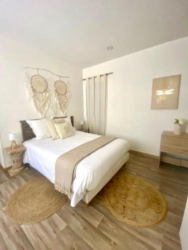 sypialnia z dużym białym łóżkiem i drewnianą podłogą w obiekcie Chambre Centre Ville Le Blanc w mieście Le Blanc