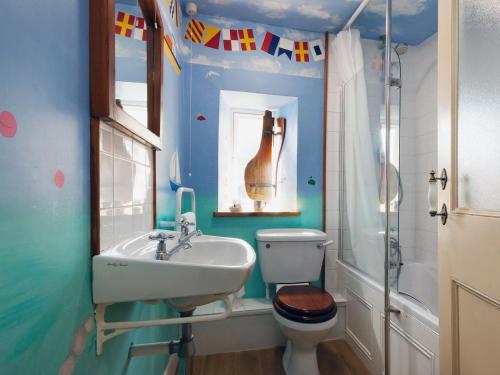 ダートマスにあるThe Chartloftのバスルーム(洗面台、トイレ付)