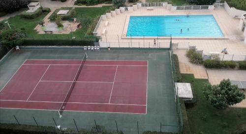 an overhead view of a tennis court and a pool at T2 centre ville Antigone Piscine Tennis in Montpellier