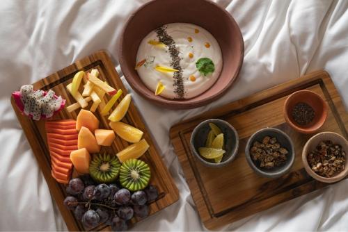 a table with two plates of food and a bowl of dip at Puerta del Cielo Hotel Origen in Bacalar