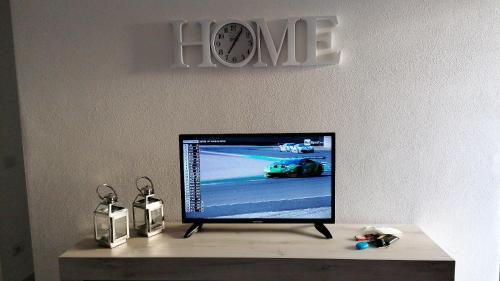 A television and/or entertainment centre at Appartamento incantevole con piscina