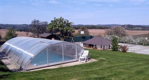 Výhled na bazén z ubytování Prázdninový dům Stodola nebo okolí
