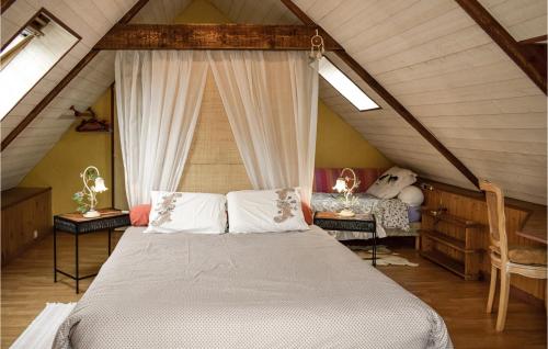 เตียงในห้องที่ Cozy Home In Plouzec With Wifi