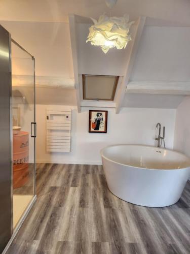 ein großes Bad mit einer Badewanne und einer Dusche in der Unterkunft Maison face à l'abbaye d'Hautvillers - 2 bedrooms 2 Bathrooms, parking in Hautvillers