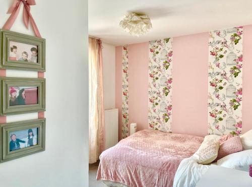 um quarto rosa com uma cama e uma janela em Summer in Paris em Ivry-sur-Seine