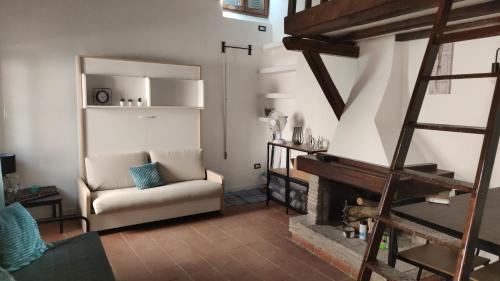 sala de estar con sofá y chimenea en civico 37 en Trevignano Romano