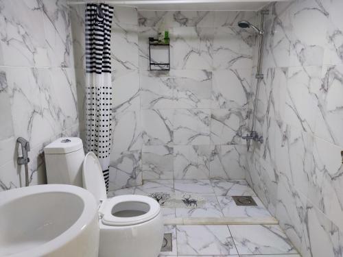 uma casa de banho branca com um WC e um lavatório em Big Seafront Apartment in Saida Lebanon em Saïda