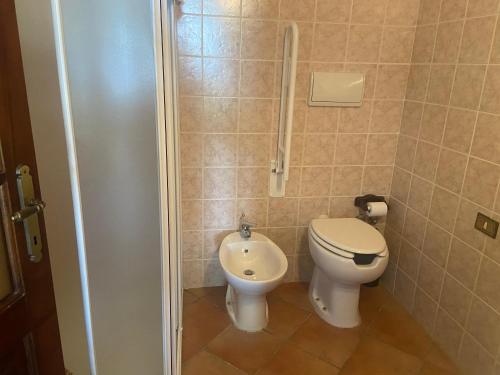 a bathroom with a toilet and a bidet at Agriturismo cergallina in Vernasca