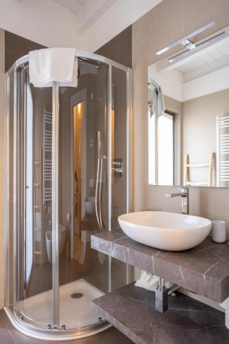 bagno con grande lavandino e doccia di Maison Cecile a Verbania