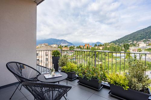 balcone con piante, tavolo e sedie di Maison Cecile a Verbania