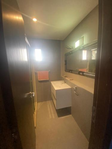 La salle de bains est pourvue d'un lavabo et d'un miroir. dans l'établissement Thagazhout bay Tamourrit, à Taghazout