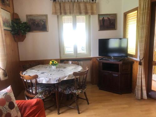 Televisyen dan/atau pusat hiburan di Chalet Heidi