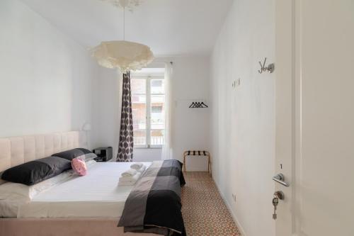 A bed or beds in a room at COLOSSEO con il CUORE