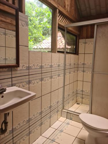 Hacienda Santa María的住宿－Santa Maria Volcano Lodge，一间带卫生间和水槽的浴室