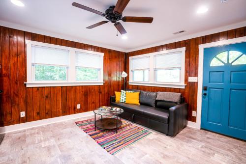 Χώρος καθιστικού στο Foggy Bottom Cabins