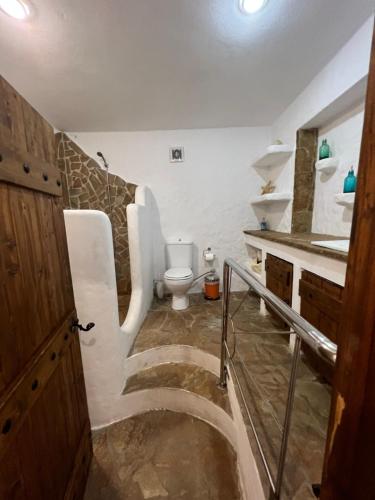 un baño con una escalera que conduce a un aseo en Apartment in Salamina with Garden & Sea view, en Selínia