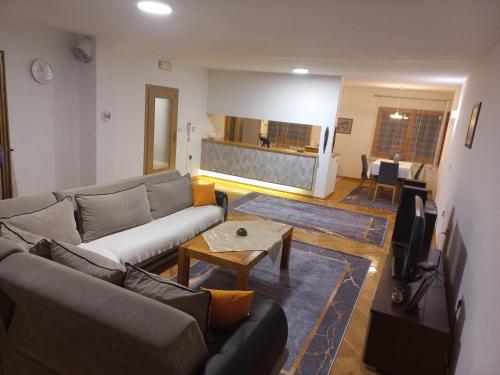 Ruang duduk di Sunrise Apartment