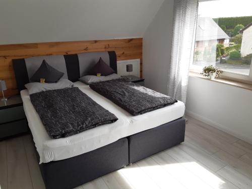 een slaapkamer met een groot bed en een raam bij Baumann's apartment - ruhige Lage in Grifte