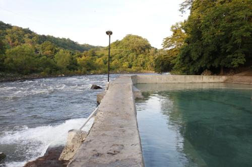 a body of water with a street light next to it at Hotel Carrizal Spa in Apazapan