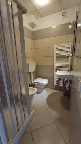 a bathroom with a toilet and a sink at B&B Grandangolo in Preturo