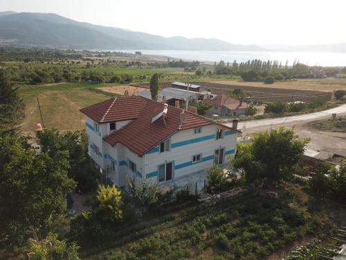 une vue aérienne sur une maison blanche avec un toit rouge dans l'établissement Kaplan Apart - Pansiyon, à Yeşilova