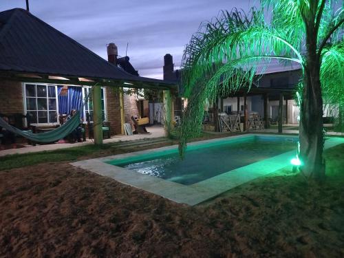 una casa con una piscina con una hamaca en el patio en Casa Graciela en Federación