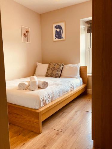 מיטה או מיטות בחדר ב-'Bloomfield' at stayBOOM