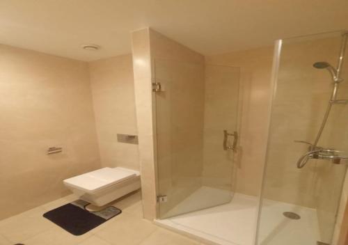 ein Bad mit einem WC und einer Glasdusche in der Unterkunft Intimate Apartment with a beautiful view in Tangier