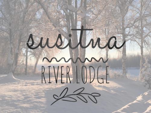 un panneau avec les mots australia river lodge dans la neige dans l'établissement Susitna River Lodging, Backwoods Cabins, à Talkeetna