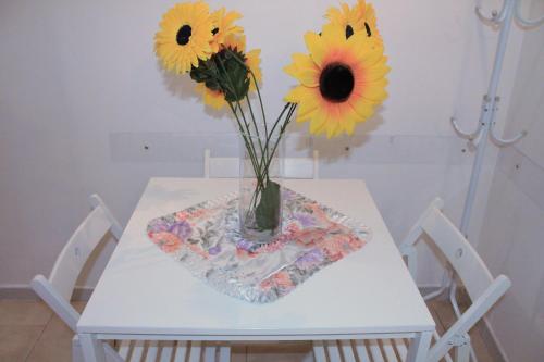 サレルノにあるCasa Vacanze Angelicaの花瓶付白テーブル