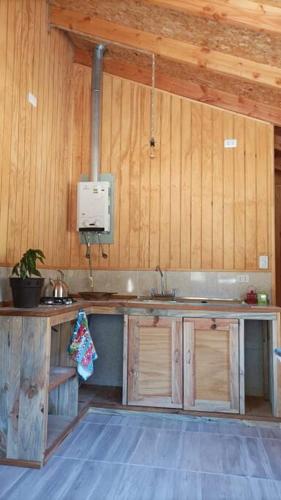 Una cocina o zona de cocina en Cabaña Los Chilcos