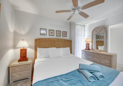 a bedroom with a bed and a ceiling fan at Paki Maui by HI in Lahaina