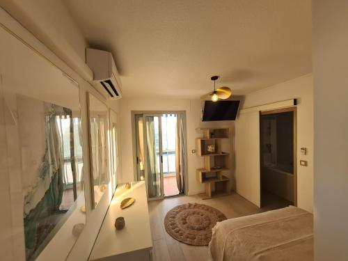 ein weißes Zimmer mit einem Bett und einem Fenster in der Unterkunft Appartement lumineux avec vue sur mer in La Grande-Motte