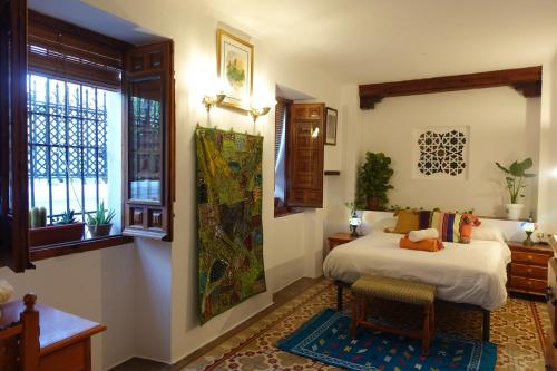 a bedroom with a bed and a window at Oripando Hostel in Granada
