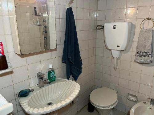 a bathroom with a sink and a toilet at Dimensión Desconocida in Piriápolis