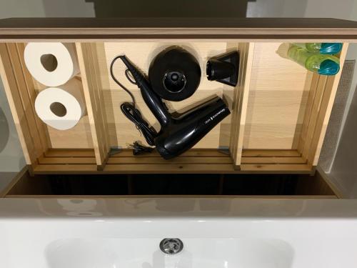 a cupboard with a hair dryer and some toilet paper at Precioso piso recién reformado en Zaragoza in Zaragoza