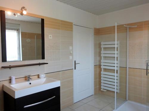 ein Bad mit einem Waschbecken und einer Glasdusche in der Unterkunft Gîte Choiseul, 3 pièces, 4 personnes - FR-1-611-23 