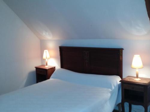 1 dormitorio con 1 cama y 2 mesitas de noche con lámparas en Gîte Asnières-sur-Vègre, 2 pièces, 3 personnes - FR-1-410-152, en Asnières-sur-Vègre