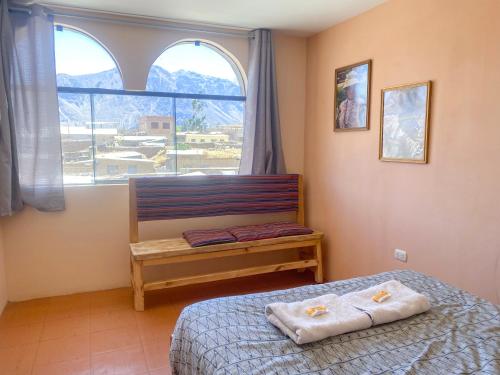 ein kleines Schlafzimmer mit einem Bett und einem Fenster in der Unterkunft Homestay Pachamama in Cabanaconde