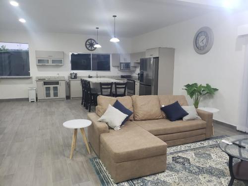 a living room with a couch and a kitchen at Casa en puntaleona Condomio Bambu in Quebrada Ganado