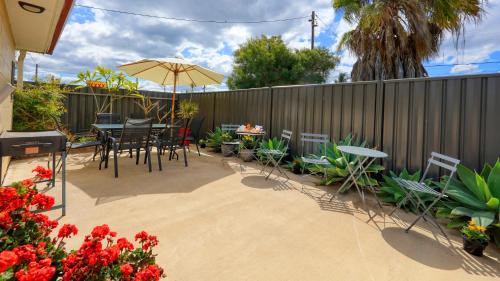 Κήπος έξω από το Castlereagh Lodge Motel