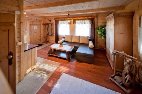 een woonkamer met een bank en een tafel bij Domki u Ciaptoka in Zakopane