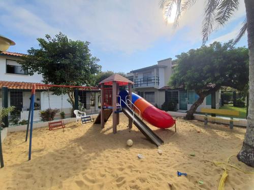 Ο χώρος παιχνιδιού για παιδιά στο Casa de condomínio em Capão da Canoa - Capão Novo