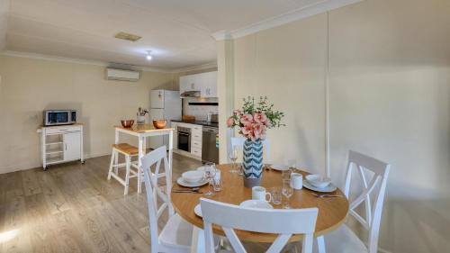 Η κουζίνα ή μικρή κουζίνα στο Castlereagh Lodge Motel