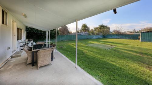 Κήπος έξω από το Castlereagh Lodge Motel