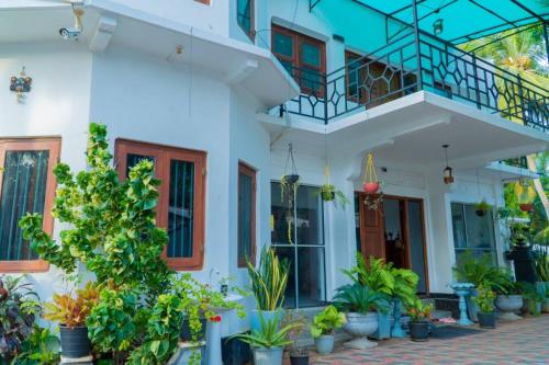 uma casa com plantas em frente em St Anne's Hotel & Restaurant em Jaffna