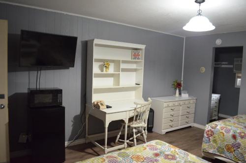 a room with a bedroom with a desk and a bed at Gateway Inn in Chicago