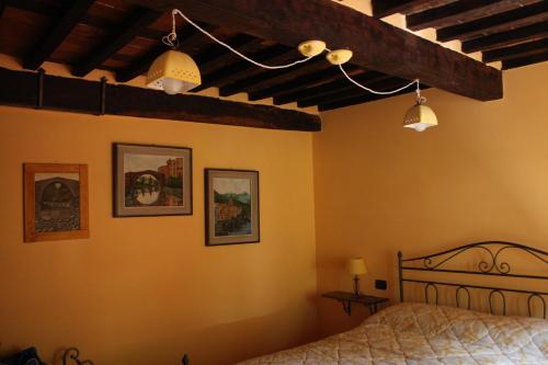 Katil atau katil-katil dalam bilik di La Collina dei Franchi
